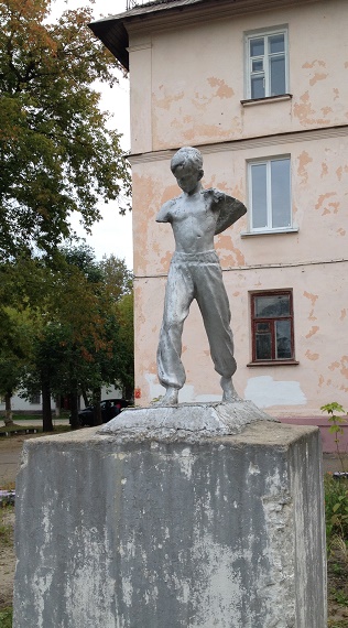 скульптура мальчик без рук 